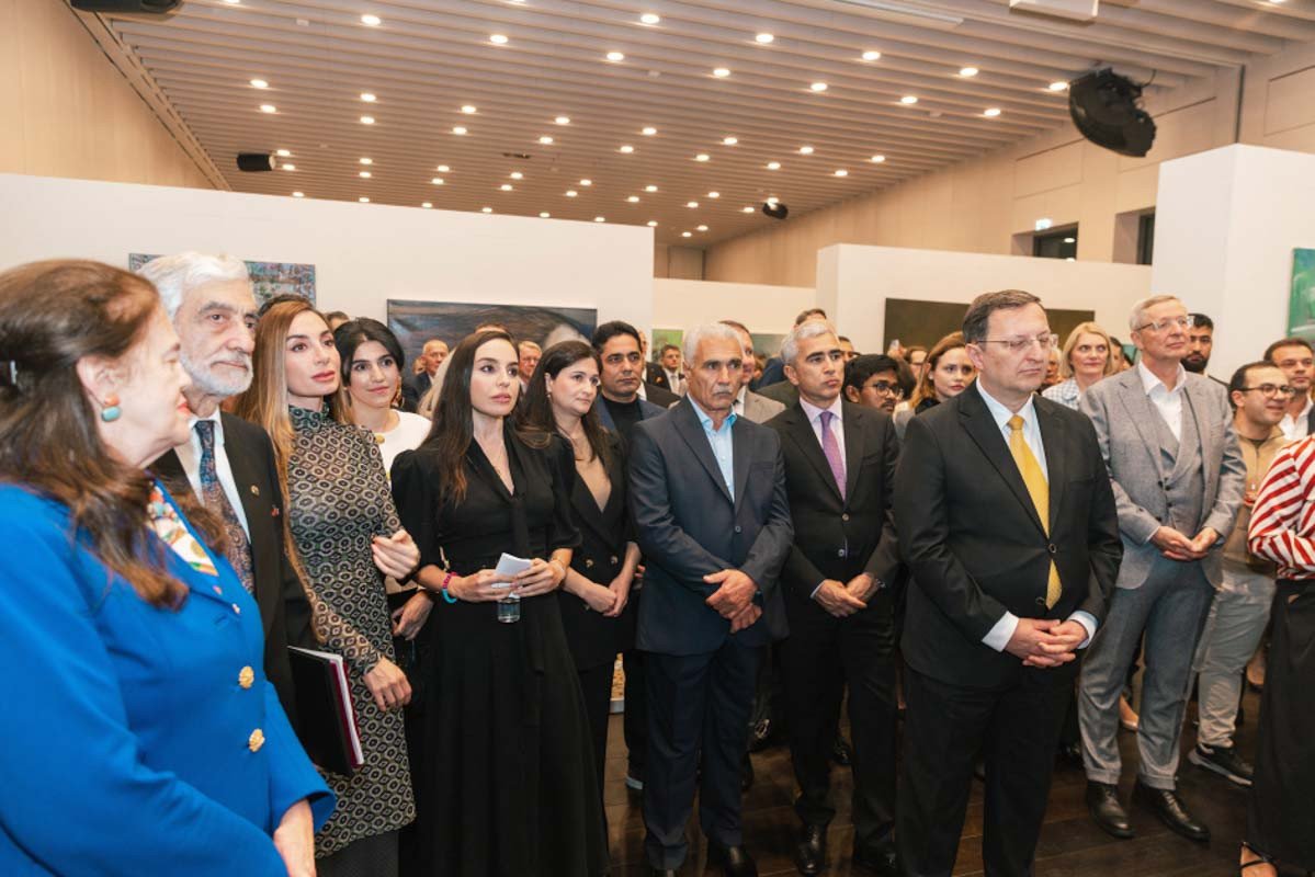 Leyla Əliyeva və Arzu Əliyeva Berlində MAMA “Ana təbiət” sərgisinin açılışında – FOTO - foto 2