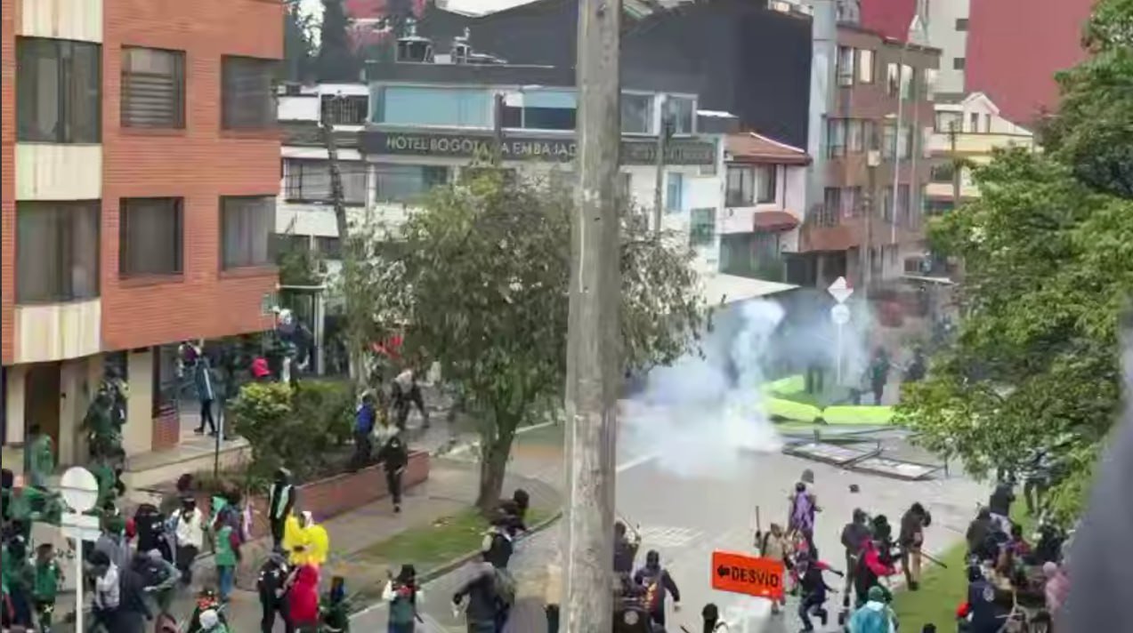 ABŞ-ın Kolumbiyadakı səfirliyinə HÜCUM &ndash; Yaralananlar var &ndash; VİDEO