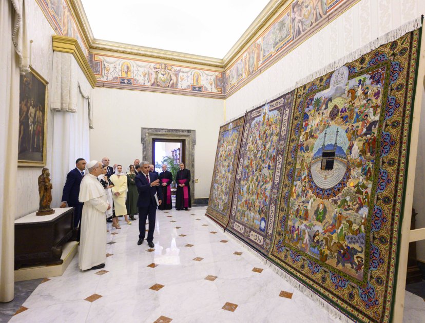 Mehriban Əliyevanın Roma Papası ilə görüşündə bu sənət əsəri təqdim olunub – FOTO - foto 1