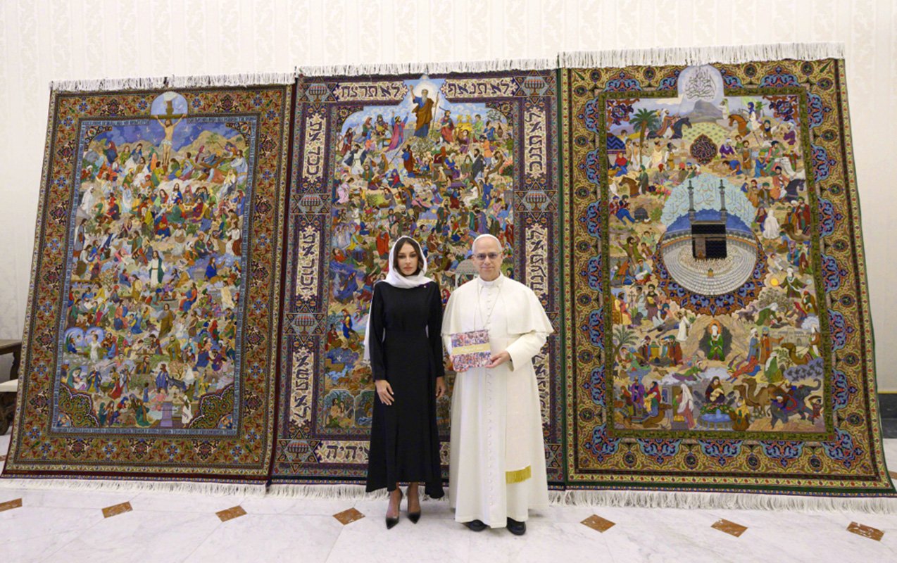 Mehriban Əliyevanın Roma Papası ilə görüşündə bu sənət əsəri təqdim olunub &ndash; FOTO