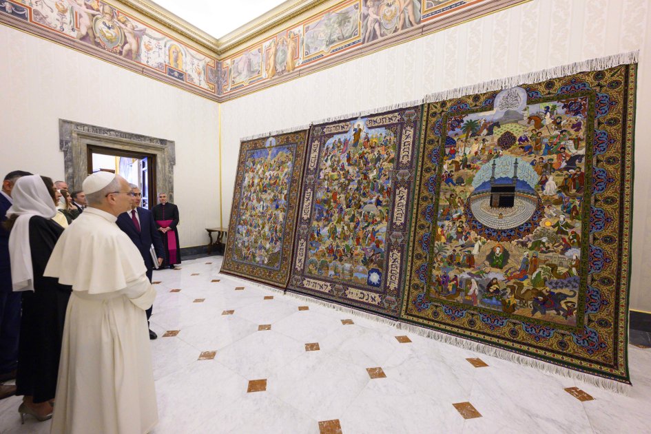 Mehriban Əliyevanın Roma Papası ilə görüşündə bu sənət əsəri təqdim olunub – FOTO - foto 2