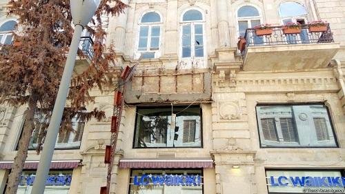 Bakıda binanın eyvanı uçub restoranın üzərinə düşdü &ndash; VİDEO