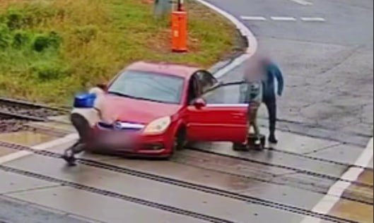 Dəmir yolu keçidində təkəri qopan maşın faciədən son anda XİLAS OLDU &ndash; VİDEO