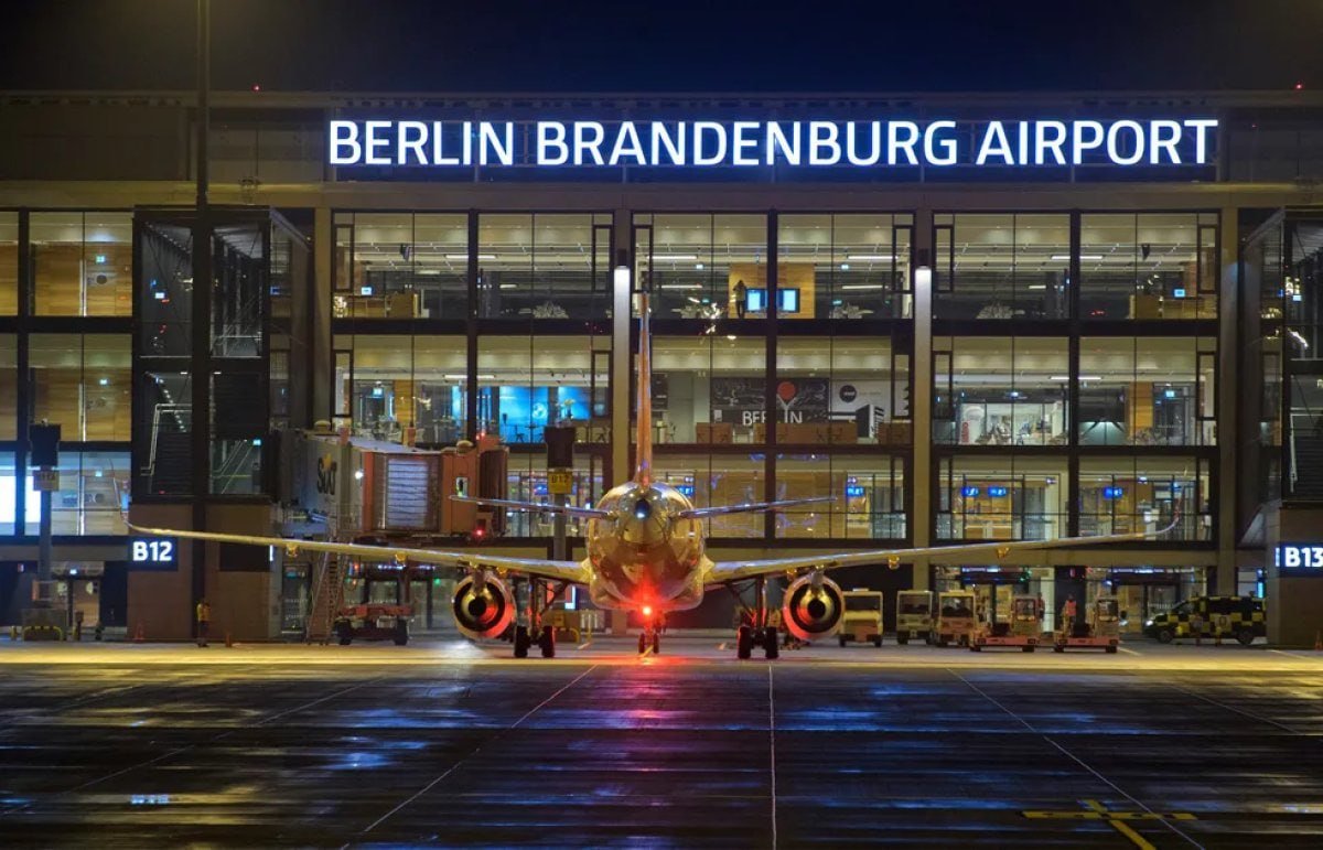 Almaniyada DRON XAOSU &ndash; Berlin hava limanının fəaliyyəti DAYANDIRILDI