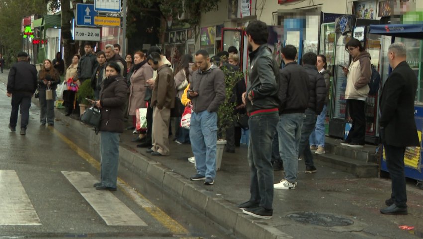 Avtobus dayanacaqlarında pavilyon quraşdırılmaması sərnişinlərə çətinlik yaradır - VİDEO Avtobus dayanacaqlarında pavilyon quraşdırılmaması sərnişinlərə çətinlik yaradır - VİDEO