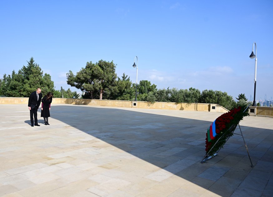 İlham Əliyev və Mehriban Əliyeva Şəhidlər xiyabanını ziyarət etdilər – FOTO/VİDEO - foto 2
