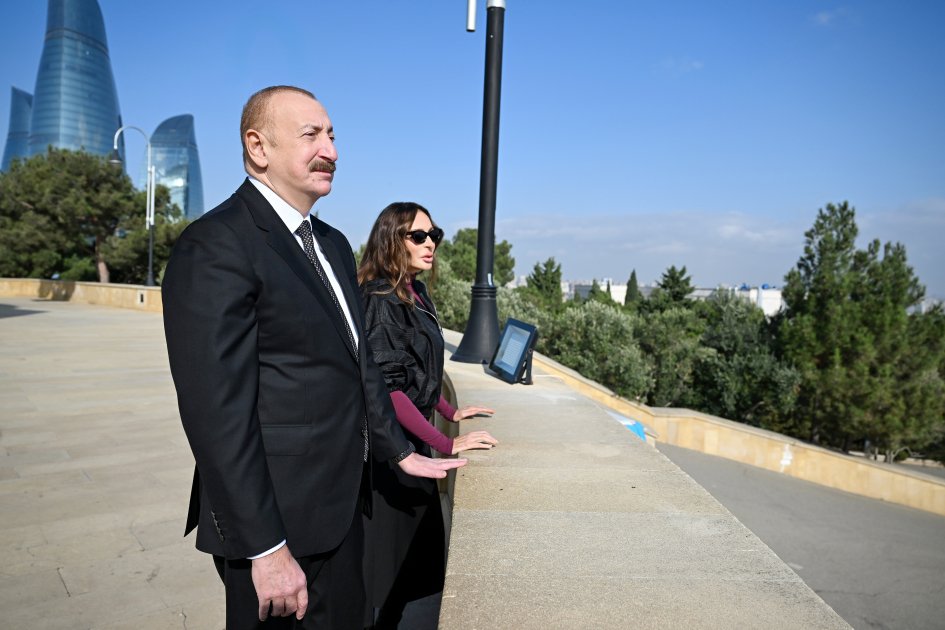 İlham Əliyev və Mehriban Əliyeva Şəhidlər xiyabanını ziyarət etdilər – FOTO/VİDEO - foto 5