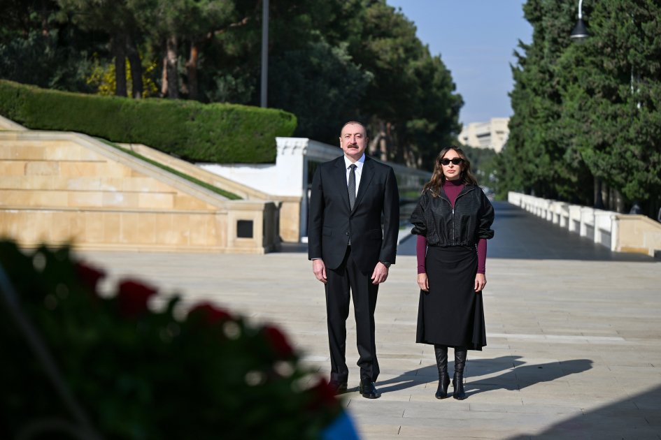 İlham Əliyev və Mehriban Əliyeva Şəhidlər xiyabanını ziyarət etdilər – FOTO/VİDEO - foto 1