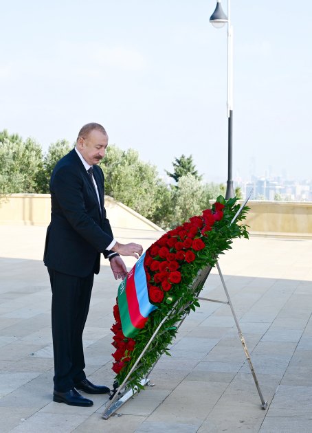 İlham Əliyev və Mehriban Əliyeva Şəhidlər xiyabanını ziyarət etdilər – FOTO/VİDEO - foto 3