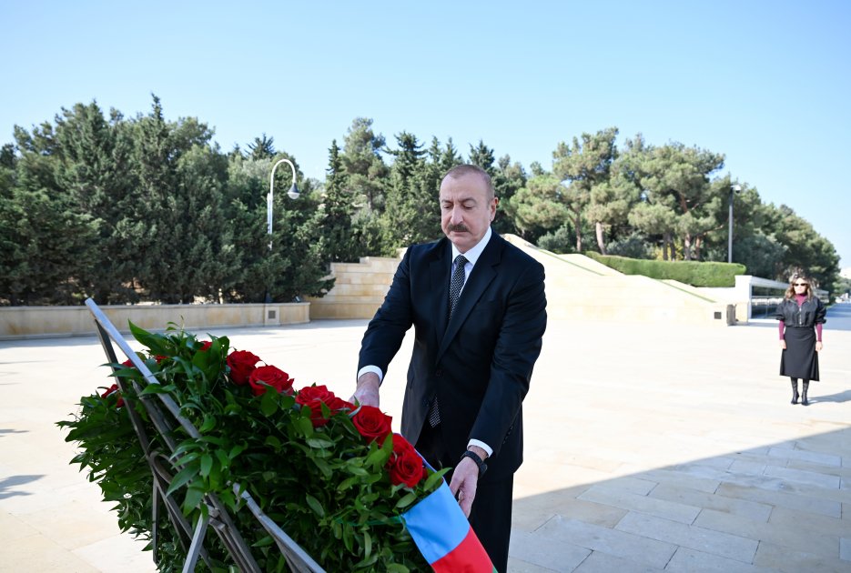 İlham Əliyev və Mehriban Əliyeva Şəhidlər xiyabanını ziyarət etdilər – FOTO/VİDEO - foto 4