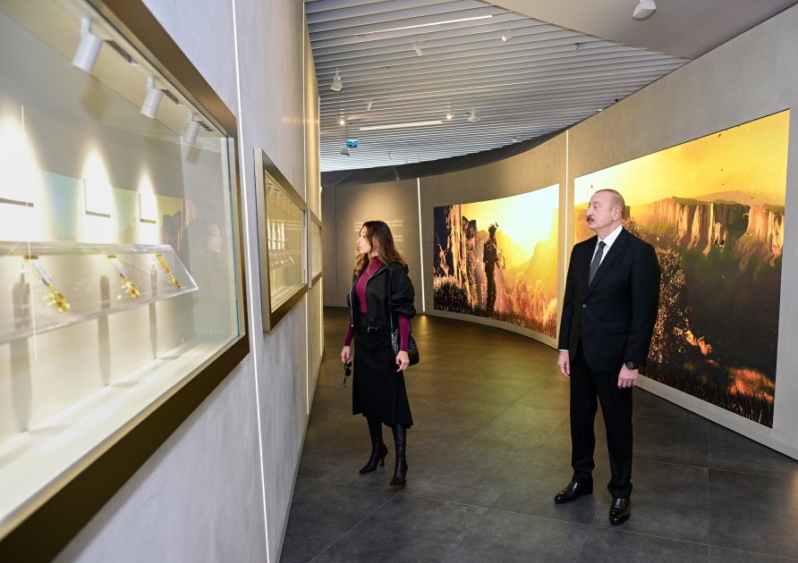 Prezident və birinci xanım Bakıda Zəfər muzeyinin açılışında – FOTO - foto 6