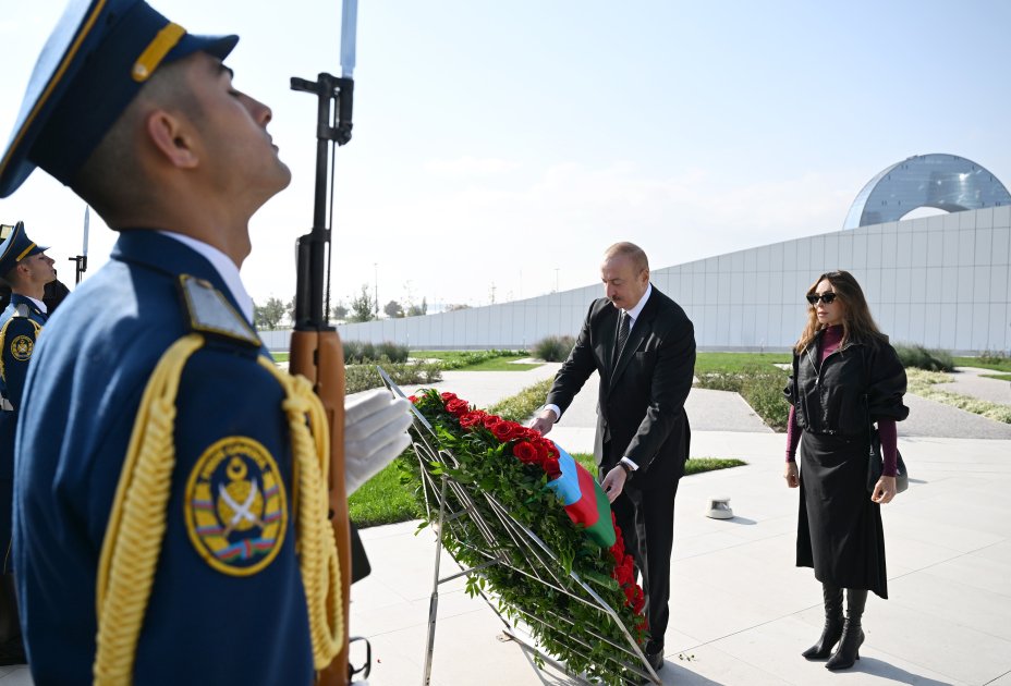 Prezident və birinci xanım Bakıda Zəfər muzeyinin açılışında – FOTO - foto 2