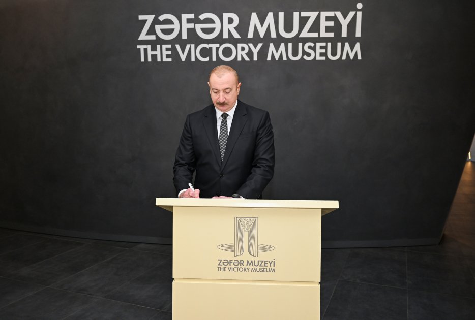 Prezident və birinci xanım Bakıda Zəfər muzeyinin açılışında – FOTO - foto 10
