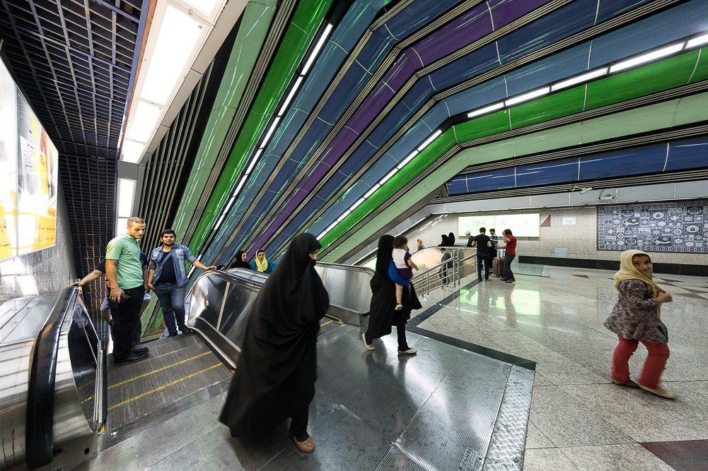 Tehran metrosunda etiraz: Pəhləvi sülaləsinin bayrağı dalğalandırıldı &ndash; VİDEO