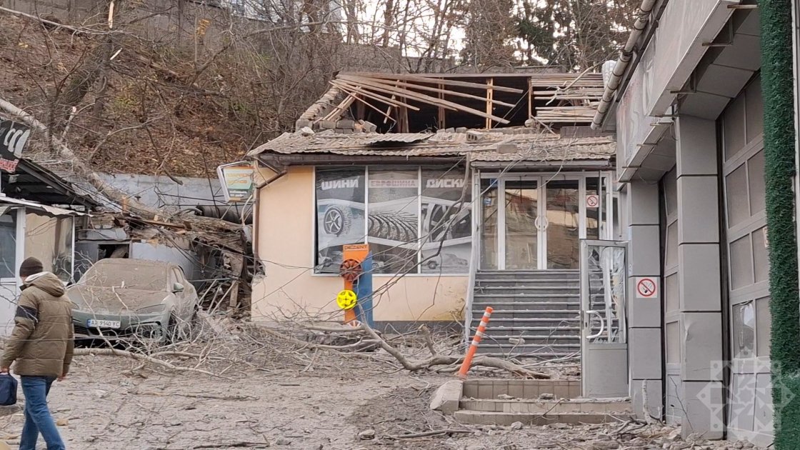Raket hücumu zamanı Azərbaycanın Kiyevdəki səfirliyinə ciddi ziyan dəydi – FOTO/VİDEO - foto 5