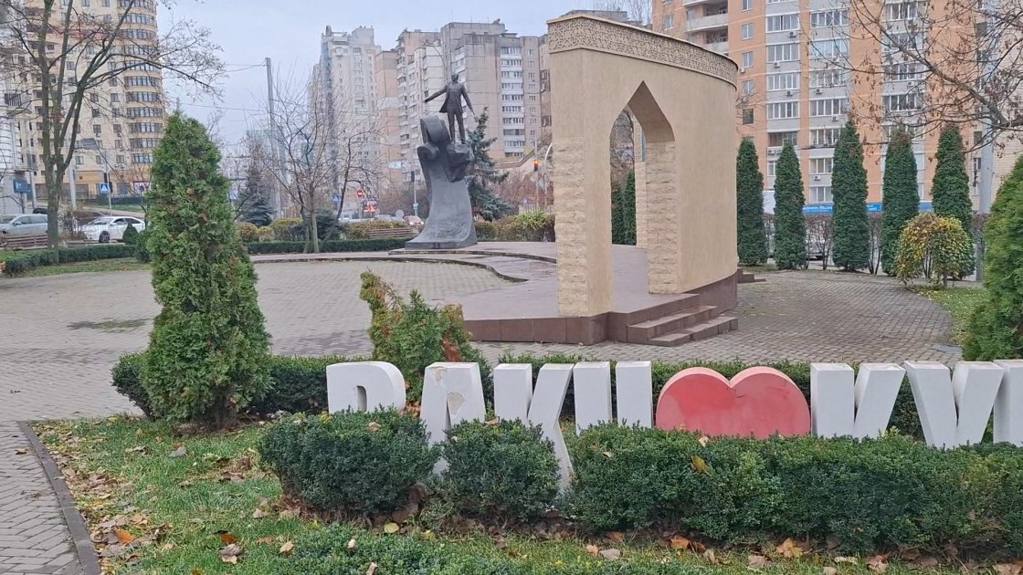 Kiyevdə Azərbaycan abidələrinin hava zərbələrindən qorunması üçün xüsusi vasitələrlə üzlənməsinə başlanıldı - FOTO/VİDEO - foto 4