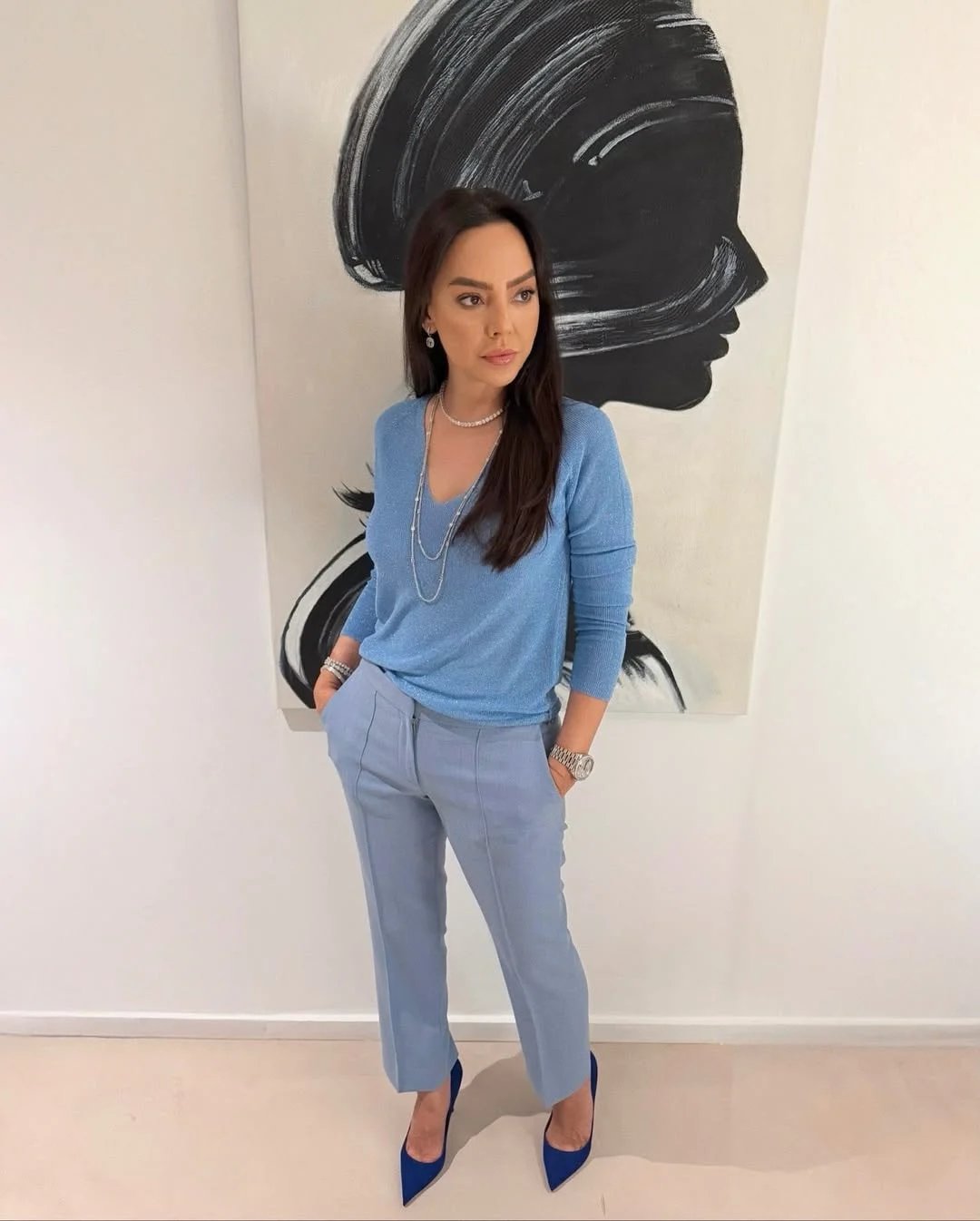 Ebru Gündeş üstündə SƏRVƏT gəzdirir - FOTO - foto 1