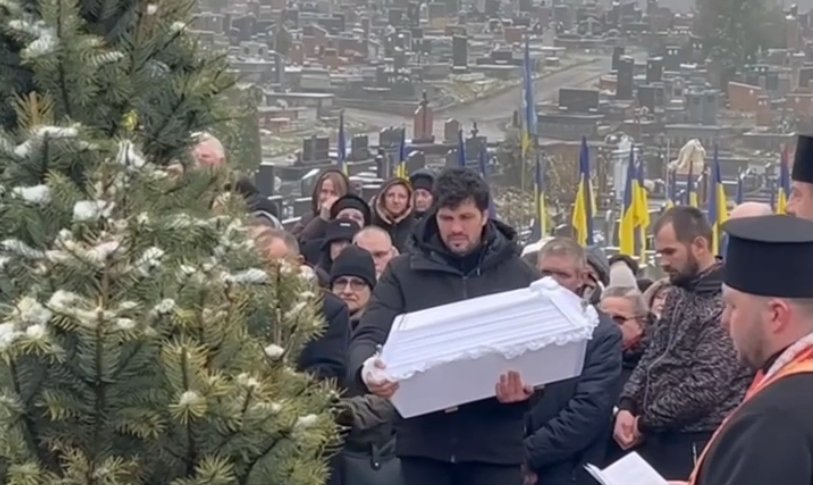Tükürpədici kadrlar: Ata Ternopolda rusların öldürdüyü övladının tabutunu beşik kimi yellədi - FOTO/VİDEO