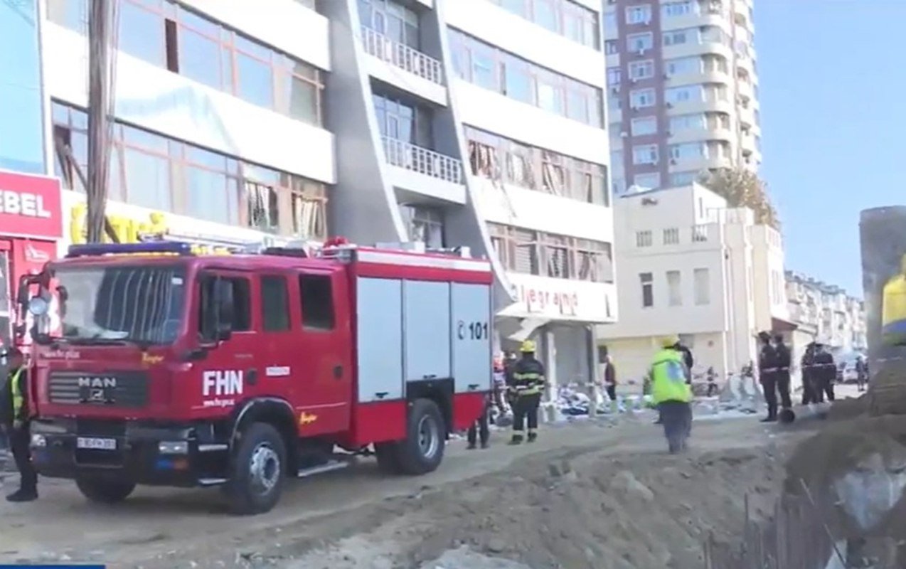 SON DƏQİQƏ! Bakıda ofis binasında partlayış: 7 nəfər xəsarət aldı - VİDEO