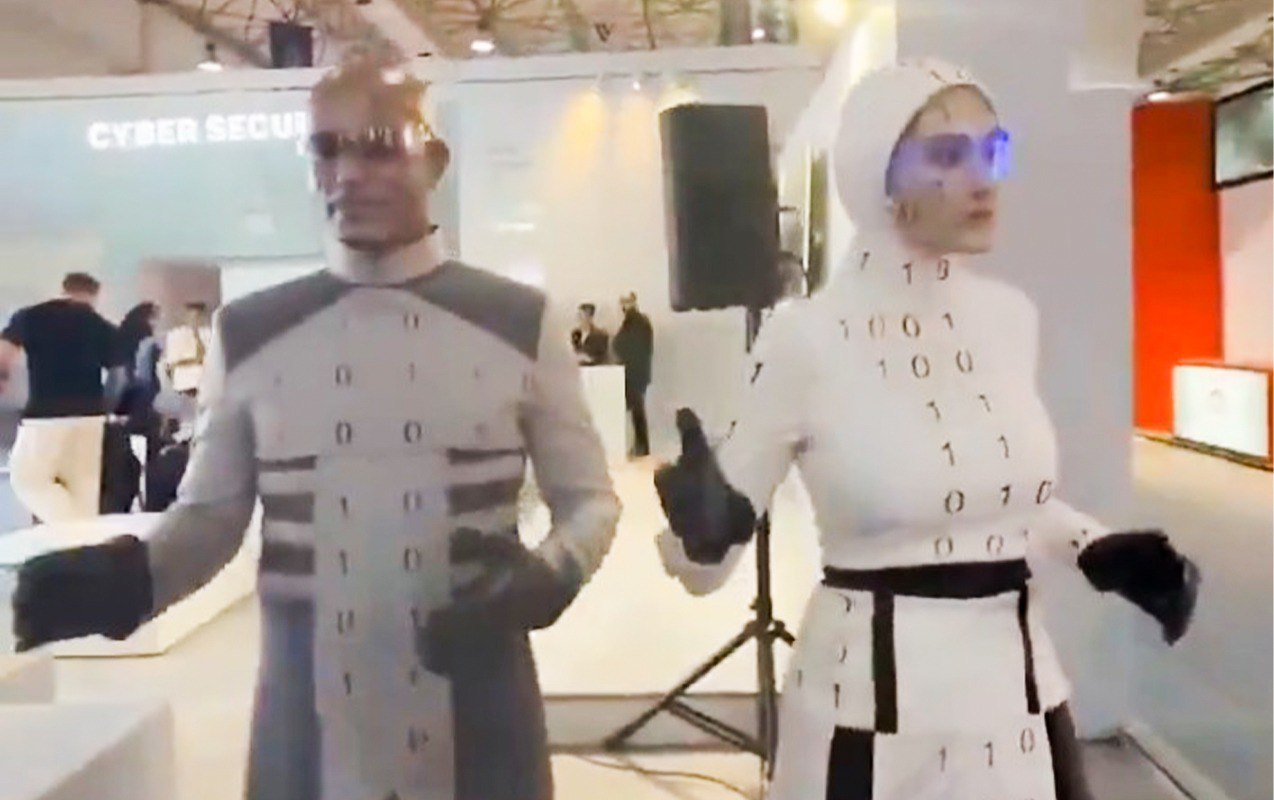 İranda bu fırıldağın üstü AÇILDI: Robotlar insan imiş &ndash; VİDEO