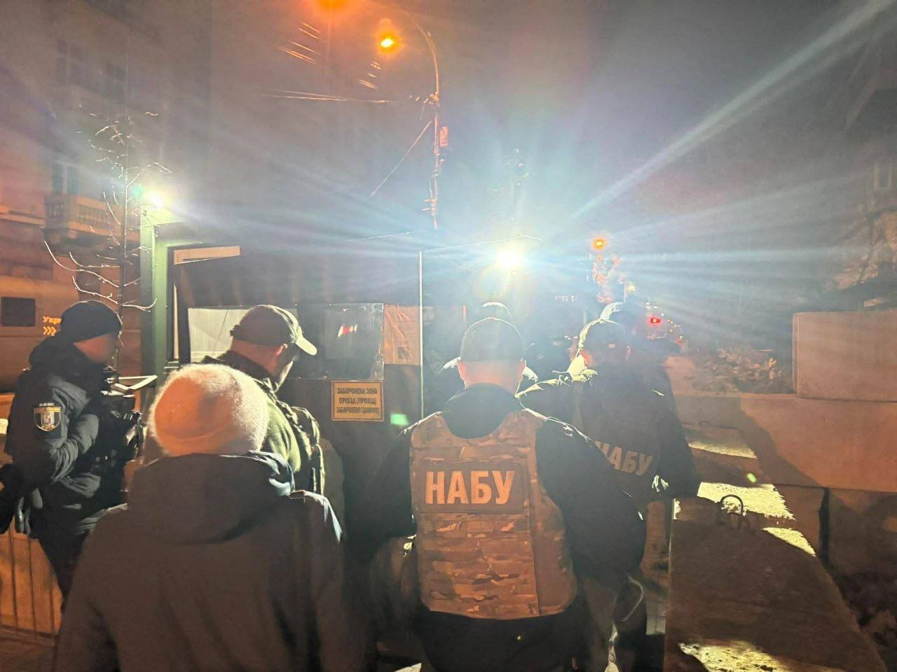 Ukraynada korrupsiya QALMAQALI: Zelenskinin Ofis rəhbərinin evində axtarış aparılır – FOTO - foto 1