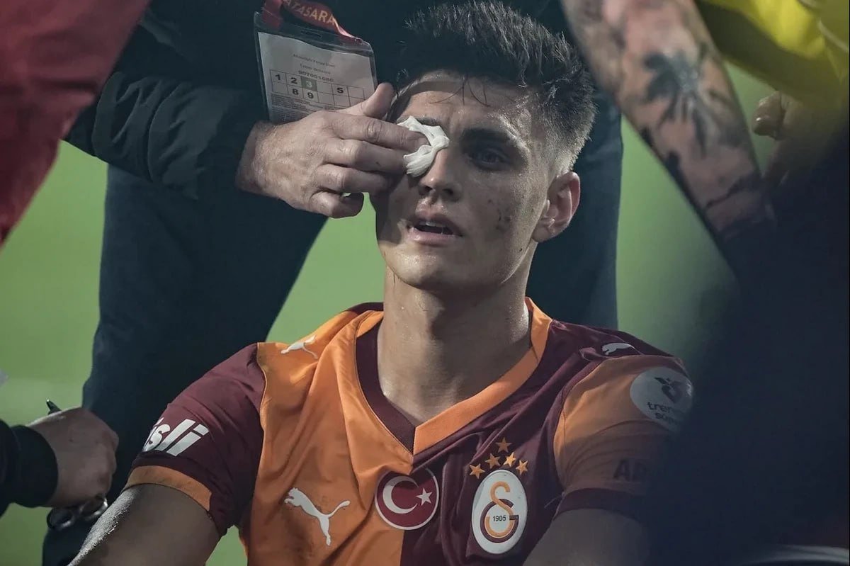 &ldquo;Qalatasaray&rdquo; futbolçusuna alışqan atan azarkeş TUTULDU - VİDEO
