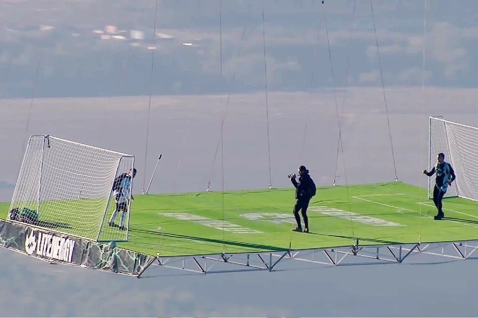 Dünyada İLK DƏFƏ: Havada futbol oynadılar - FOTO - foto 1
