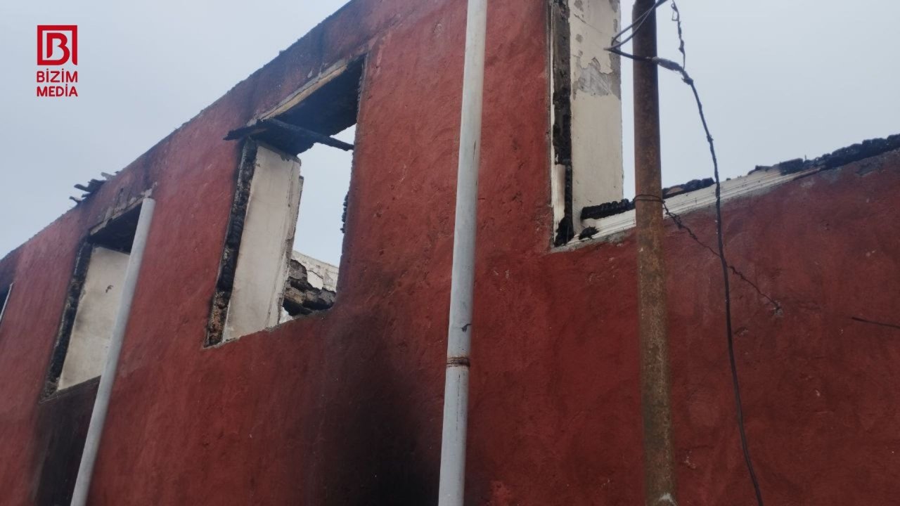 Kürdəmirdə ev yanaraq külə döndü – FOTO - foto 4