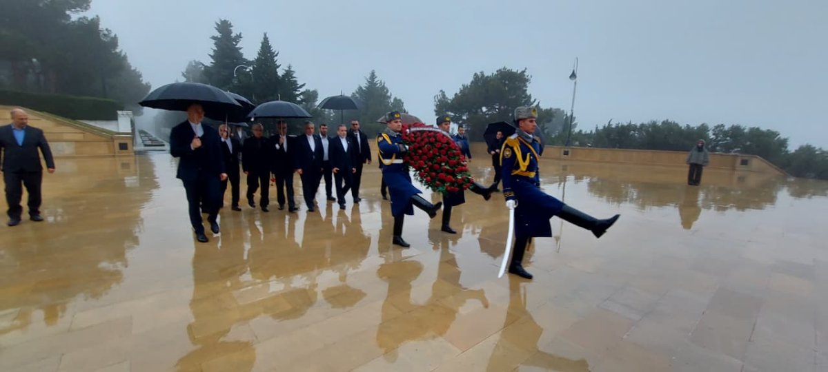 İranın xarici işlər naziri Bakıda şəhidlərin xatirəsini andı – FOTO - foto 1