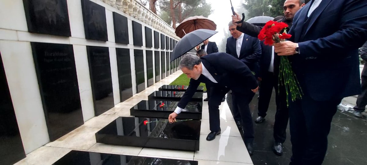 İranın xarici işlər naziri Bakıda şəhidlərin xatirəsini andı &ndash; FOTO