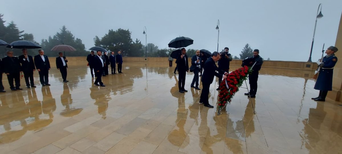 İranın xarici işlər naziri Bakıda şəhidlərin xatirəsini andı – FOTO - foto 2