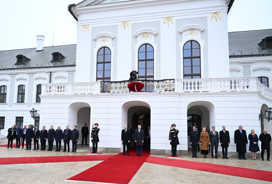 İlham Əliyevin Bratislavada rəsmi qarşılanma mərasimi oldu - FOTO - foto 2