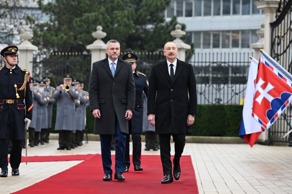 İlham Əliyevin Bratislavada rəsmi qarşılanma mərasimi oldu - FOTO