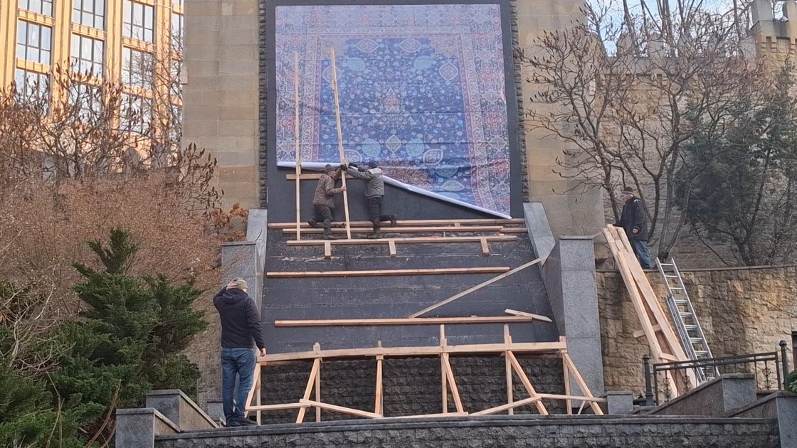 Kiyevdə Azərbaycana aid heykəllər Rusiya hücumlarından belə mühafizə olunur – FOTO/VİDEO - foto 1