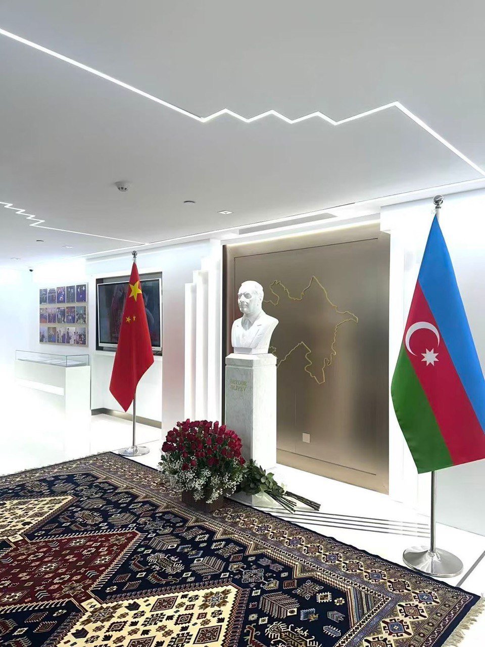 Ümummilli Lider Heydər Əliyevin anım günündə Azərbaycanın Çindəki Səfirliyi xeyriyyə tədbiri keçirib – FOTO - foto 1