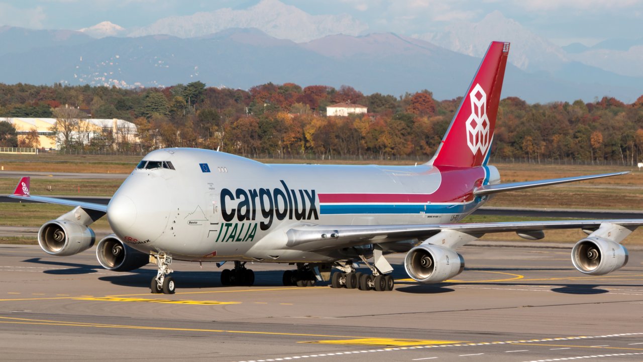 İki təyyarə Bakı aeroportuna məcburi ENİŞ ETDİ - FOTO
