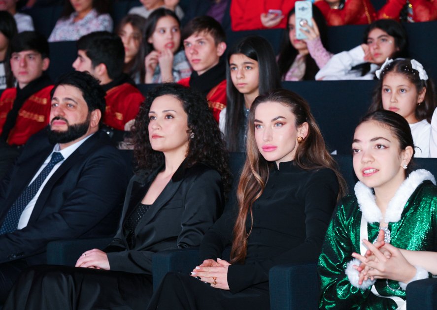Leyla Əliyeva və Alena Əliyeva Uşaq İncəsənət Festivalının mükafatlandırma mərasimində - FOTO - foto 4