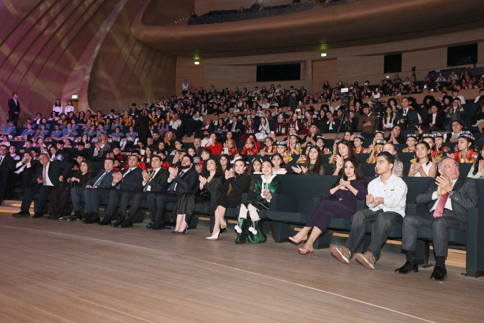 Leyla Əliyeva və Alena Əliyeva Uşaq İncəsənət Festivalının mükafatlandırma mərasimində - FOTO - foto 3