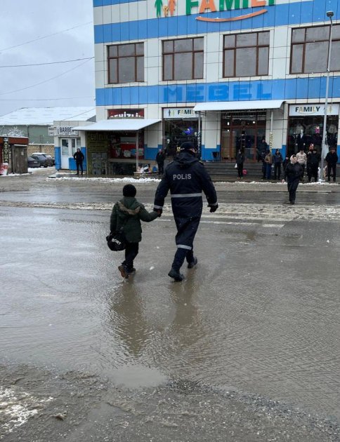 Polis əməkdaşları qarlı havada gücləndirilmiş rejimdə xidmət aparır - FOTO - foto 6