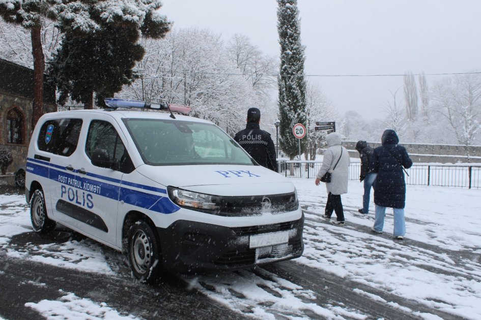 Polis əməkdaşları qarlı havada gücləndirilmiş rejimdə xidmət aparır - FOTO - foto 5