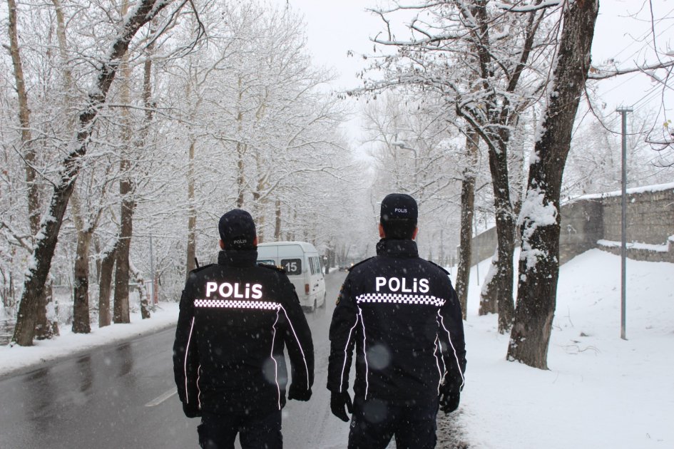 Polis əməkdaşları qarlı havada gücləndirilmiş rejimdə xidmət aparır - FOTO - foto 10