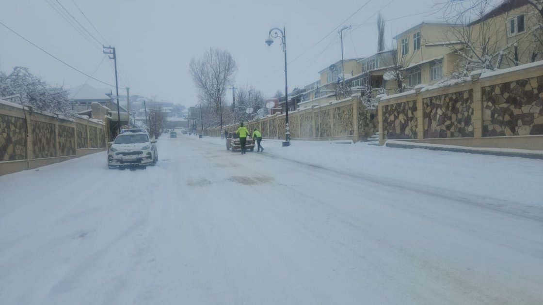 Polis əməkdaşları qarlı havada gücləndirilmiş rejimdə xidmət aparır - FOTO - foto 9