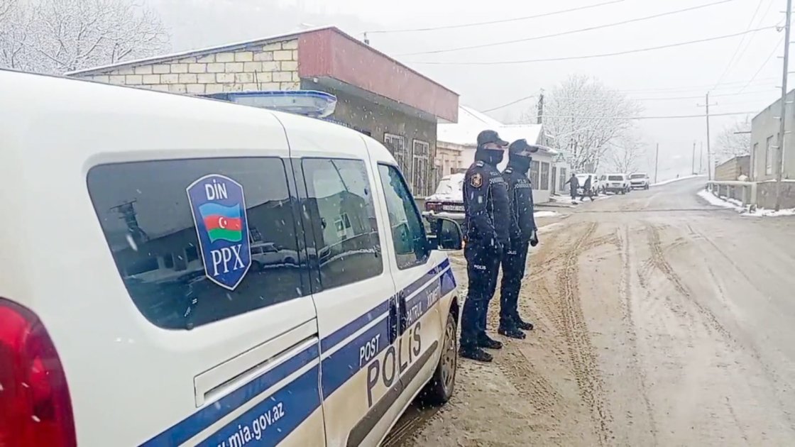 Polis əməkdaşları qarlı havada gücləndirilmiş rejimdə xidmət aparır - FOTO - foto 8
