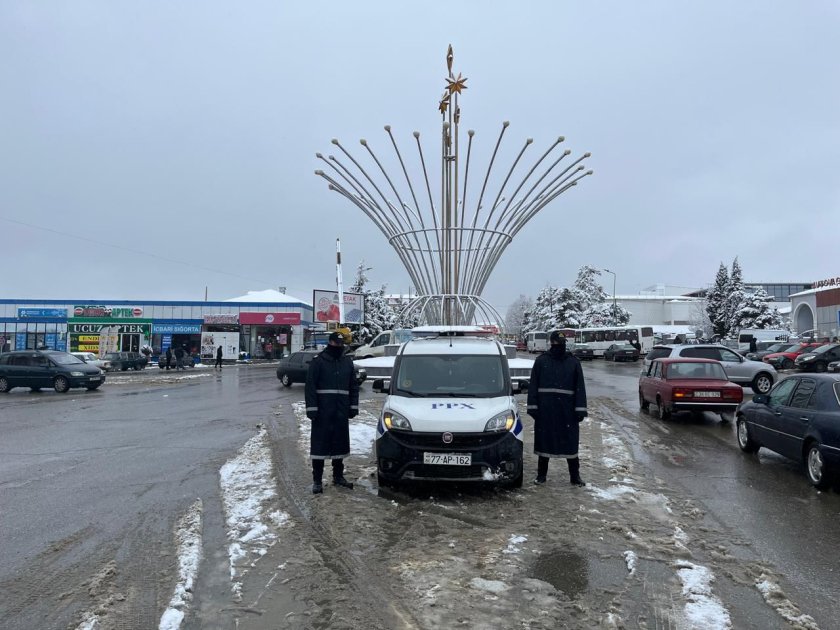 Polis əməkdaşları qarlı havada gücləndirilmiş rejimdə xidmət aparır - FOTO - foto 4