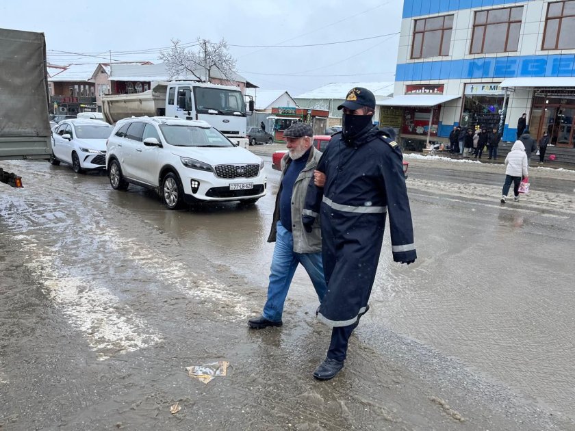 Polis əməkdaşları qarlı havada gücləndirilmiş rejimdə xidmət aparır - FOTO - foto 7