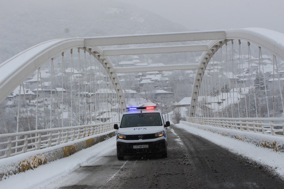Polis əməkdaşları qarlı havada gücləndirilmiş rejimdə xidmət aparır - FOTO - foto 2
