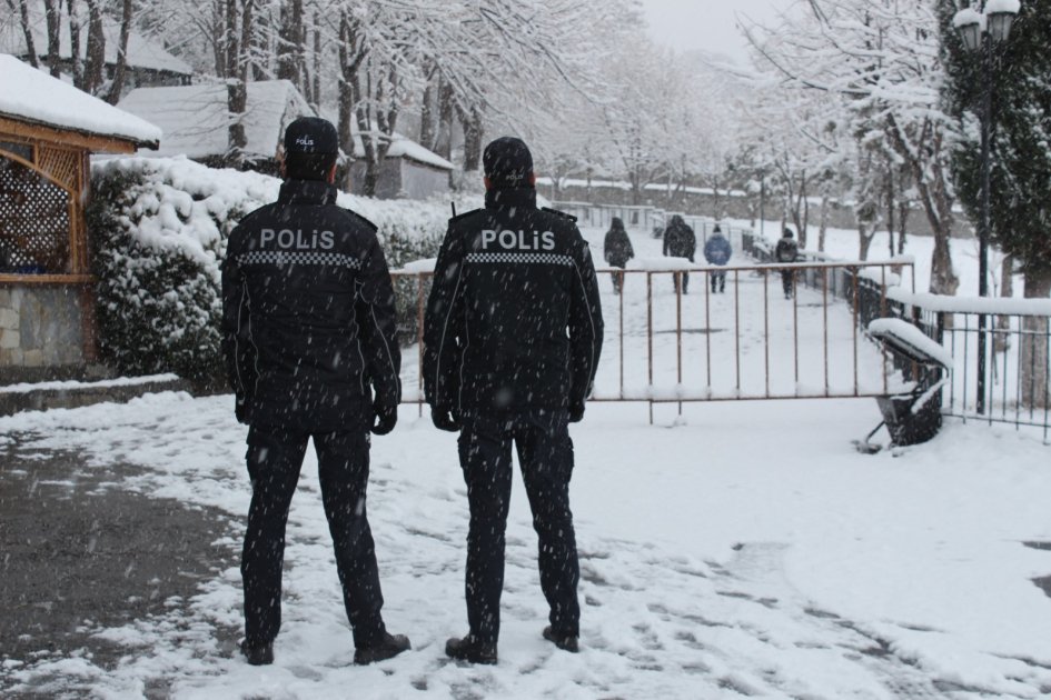 Polis əməkdaşları qarlı havada gücləndirilmiş rejimdə xidmət aparır - FOTO - foto 3