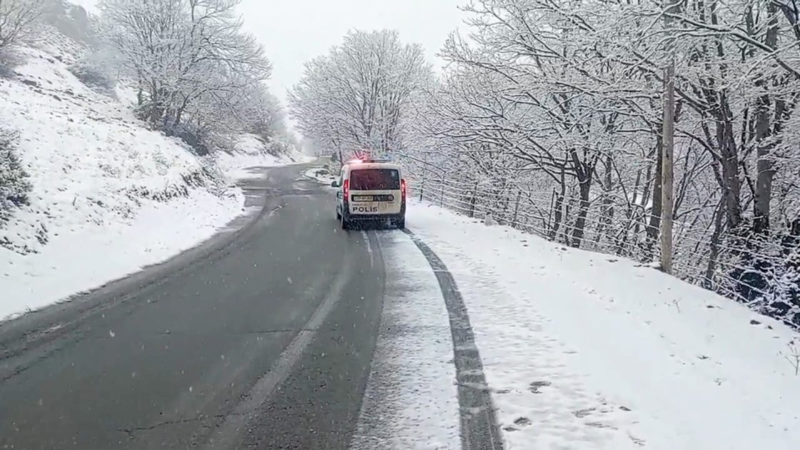Polis əməkdaşları qarlı havada gücləndirilmiş rejimdə xidmət aparır - FOTO - foto 11