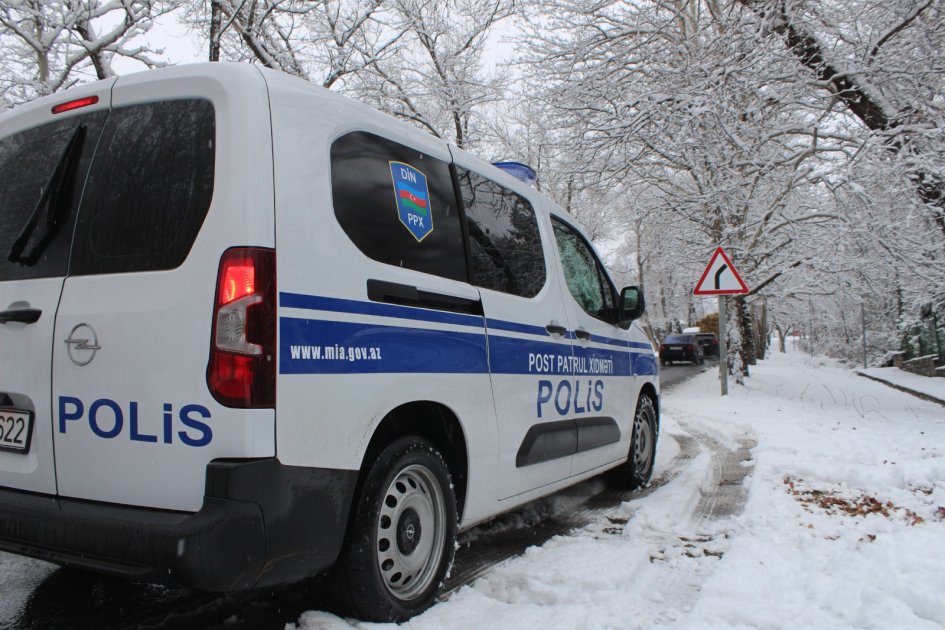 Polis əməkdaşları qarlı havada gücləndirilmiş rejimdə xidmət aparır - FOTO - foto 1