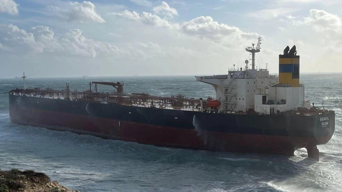 Ukraynanın vurduğu tanker Türkiyə sahillərində saya oturdu Ukraynanın vurduğu tanker Türkiyə sahillərində saya oturdu